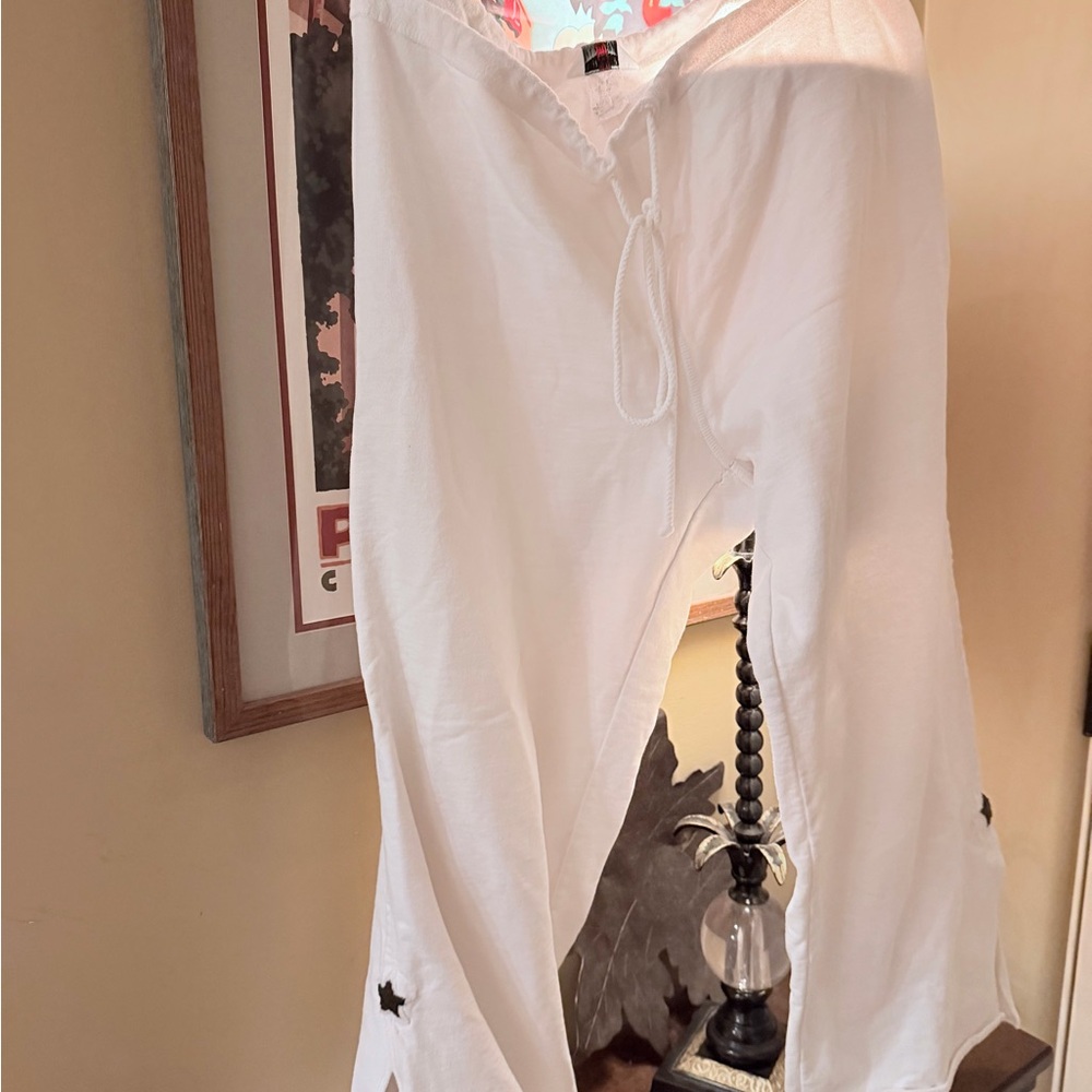 Hard Tail White Pants with Black Star Accent